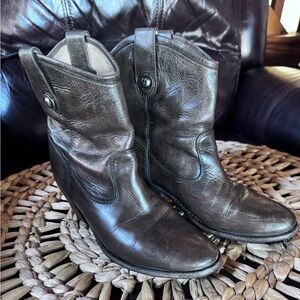 Women’s Frye Jackie Button Short Boot Bootie. Brown. Size 6.5M